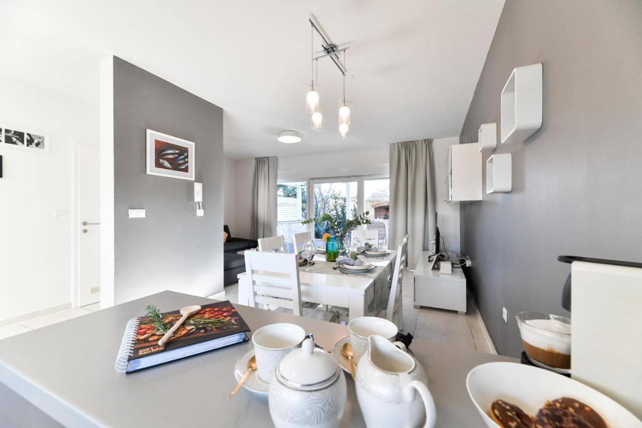 Deluxe Triplex Antea Villa Sukosan Bagian luar foto